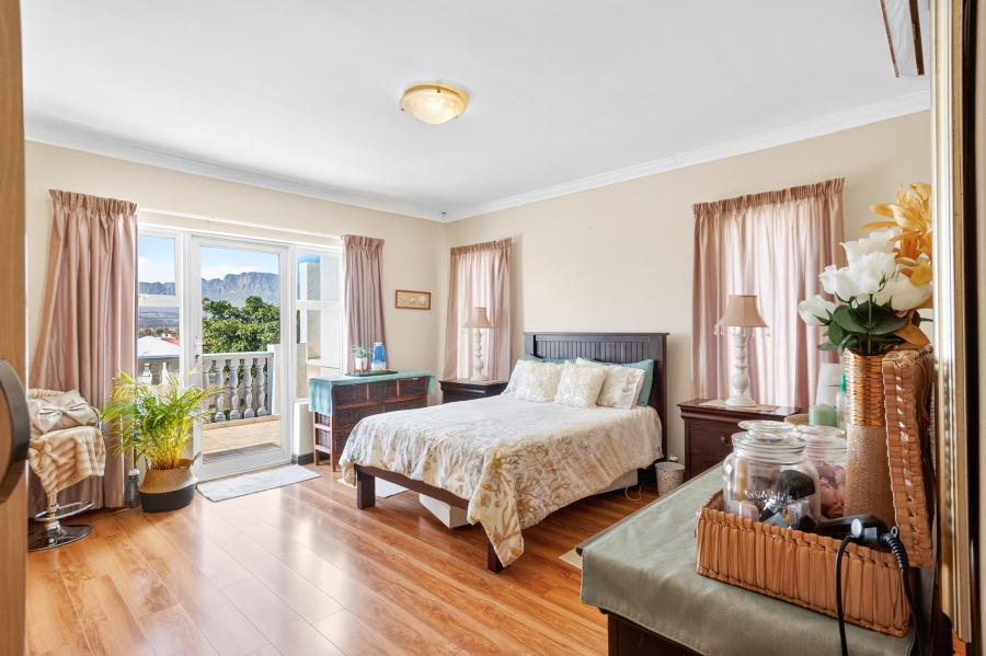 5 Bedroom Property for Sale in Mountainside Western Cape